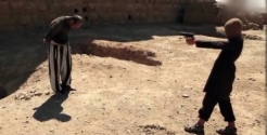 (Photo : 온라인 동영상 갈무리) 9세 이하로 보이는 소년 대원이 총으로 포로를 살해하는 실습을 하는 모습