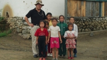 북한 아이들과 함께 서 있는 임현수 목사.