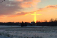 이른 아침 태양광선으로 말미암아 발생한 하늘 위 아름다운 십자가. ⓒ 맥 러드킨(Matt Rudkin)의 페이스북