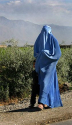 전신이 가리는 이슬람 전통 의상 &#039;부르카&#039;를 착용한 무슬림 여성.
