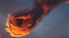 포르투칼 한 섬 상공에 나타난 &#039;하나님의 손&#039; 모양 구름. 마치 불덩이를 쥐고 있는 듯한 모습이다.