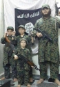 호주 출신 IS대원 칼레드 샤루프와 그의 자녀들의 모습.