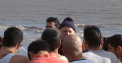 베리섬에서 무슬림 난민 40명이 세례를 받았다.