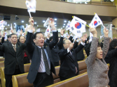 NCCK가 1일 낮 아현감리교회에서 &#039;제97주년 3.1절 기념 연합예배&#039;를 드린 가운데, 참석자들이 만세삼창을 외치고 있다.