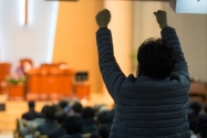 춘천한마음교회 성도들이 뜨겁게 찬영하며 기도하고 있다.