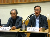 발표하고 있는 길희성 박사(오른쪽)와 논찬자로 나선 김경재 박사.