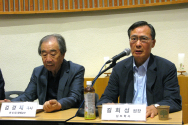 발표하고 있는 길희성 박사(오른쪽)와 논찬자로 나선 김경재 박사.