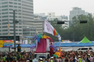 11일 서울시청광장에서 열린 퀴어축제 퍼레이드에 한국교회 보수사학 총신대 관계자들의 깃발이 등장했다. 사진으로 이들 동아리의 이름인 &#039;깡총깡총&#039; 이름이 분명히 보인다.