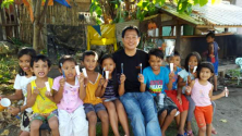 최상용 선교사가 필리핀 타클로반 어린이들과 함께