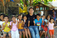 최상용 선교사가 필리핀 타클로반 어린이들과 함께