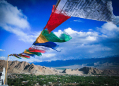 바람에 흩날리는 티베트인들의 기도 깃발