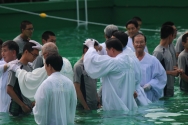 침례를 받고 있는 군장병들.