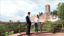 루터가 은신하며 독일어로 성경을 번역했던 바르트부르크 성 앞에서 배우 박시은과 김동진 목사.