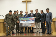 지난 8일 한국기독실업인회(이하 한국CBMC) 두상달 중앙회장을 비롯한 임원 외 70여 명이 논산 육군훈련소를 방문해 훈련소 체육관에서 진행한 장병 세례예식에 참석하고, 내년 7월 완공 예정인 ‘연무대군인교회’에 건축헌금으로 김수웅 명예회장 헌금 1억원을 포함한 3억원을 1차 약정했다.