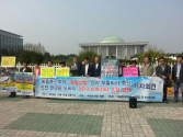 국회 앞에서 극단주의 이슬람의 한국사회 침투를 경계하는 시민사회단체들이 기자회견을 열고 있다.