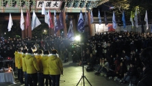 신학생들이 연대해 8일 저녁 대한문 앞에서 &#039;신학생총연합시국기도회&#039;를 개최했다.