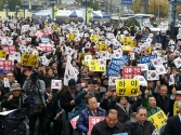 10일 낮 서울역 광장에서는 &#039;새로운 한국을 위한 국민운동&#039; 주최로 &#039;대통령 하야반대 및 국가안보를 위한 집회&#039;가 열렸다. 