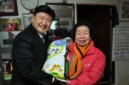 한국교회연합(대표회장 정서영 목사, 이하 한교연)은 지난 23일 오전 11시 서울 난곡 낙골지역 예성교회(김영해 목사) 세움공동체에서 사랑의 쌀 1,000kg을 쪽방촌 어르신 100여 명에게 전달하고 이들을 위로했다.