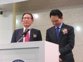 김승규 장로(전 법무부 장관, 왼쪽)가 장성민 집사(전 국회의원, 왼쪽)를 적극적으로, &#034;응답을 받았다&#034;는 표현까지 사용하며 적극적으로 소개하고 있다.