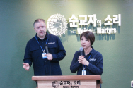 발언하고 있는 한국 순교자의 소리 에릭 폴리 목사(왼쪽)와 통역 중인 현숙 폴리 목사.