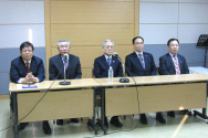 2017 한국교회 부활절 연합예배 준비위가 15일 오전 한국교회100주년기념관에서 기자회견을 열고 준비상황을 공개했다. 가운데가 대표대회장인 이성희 예장통합 총회장.