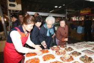 여의도순복음교회(담임 이영훈 목사) 성도들이 5일 오전 &#039;제12회 안산희망나눔프로젝트&#039;를 안산시 보성재래시장에서 진행했다.