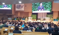  세계성령중앙협의회 대표회장 이수형 목사가 새에덴교회에서 설교하고 있다.