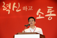 정우택 자유한국당 대표 권한대행 겸 원내대표