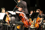 지적장애 첼리스트 차지우가 제14회 밀알콘서트에서 연주를 펼치고 있다