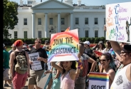 지난 11일 백악관 앞을 지나가는 LGBTQ 퍼레이트 참가자들