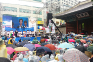 우천에도 불구, 한국교회의 뜨거운 기도는 사그러들지 않았다. 15일 낮 서울시청광장에서 동성애 퀴어문화축제가 열린 가운데, 건너편 대한문 광장에서는 한국교회 연합으로 개최한 &#039;동성애퀴어축제반대 국민대회&#039;가 열렸다.