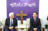 NCCK를 방문한 조명균 통일부장관(오른쪽)과 그를 맞이한 총무 김영주 목사가 대화를 나누고 있다.