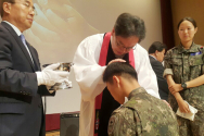 광림교회 김정석 목사가 장병에게 세례를 주고 있다.