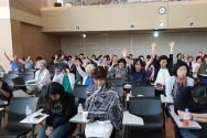 바른교육전국기독교사 수련회에 참석한 교사들이 한국사회와 한국교회를 위해 뜨겁게 기도하고 있다.