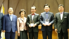 사진 가운데 상패를 든 이는 박종화 목사, 오른쪽 함께 상패를 든 이는 김진표 장로이다.