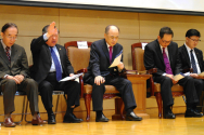 한국교회 지도자들이 세기총 주최로 열린 &#039;한반도 비핵화와 한국 통일을 위한 서울기도회&#039;에서 간절히 기도하고 있다.