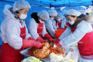 사진1. 30일 대청종합사회복지관 김장나눔 대축제에서 자원봉사자들이 김장을 만들고 있다.