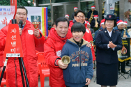 윤장현 광주광역시장이 9일 오후 동구 충장로우체국 앞에서 열린 &#039;구세군 자선냄비 시종식&#039;에 참석해 어린이와 종을 흔들며 모금활동을 하고 있다. 올해 광주지역 자선냄비 모금액 목표는 1200만원이다.