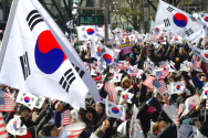 3월 1일 오전 광화문 동화면세점 앞에서는 &#034;구국과 자유통일을 위한 3.1절 한국교회 회개의 금식기도대성회 및 범국민대회&#034;가 열렸다. 미스바대각성기도성회와 여호사밧기도성회가 공동주최한 행사는 특별히 대회장으로 최근 한국기독교총연합회 대표회장으로 선출된 엄기호 목사(성령교회)가 나서서 한국교회·민족의 회개와 각성을 부르짖었다.