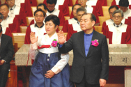영락교회 제6대 위임목사인 김운성 목사(오른쪽)와 그의 사모가 서약을 하고 있다.