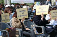 18일 낮 광화문 북측광장에서 열린 &#039;생명보호대회&#039;에 참석한 참가자들. 이들은 한 목소리로 낙태죄 폐지 반대를 외쳤다. ⓒ 낙반연 제공