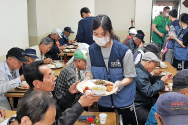 한국기독교연합(대표회장 이동석 목사)은 지난 5월 7일 오전 서울역 급식센터인 신생교회(김원일 목사)에서 특별한 사랑의 밥퍼 행사를 가졌다.