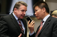 중국 지하교회 성도인 천광청과 미국 하원의원을 전화로 연결해주고 있는 밥 푸 목사