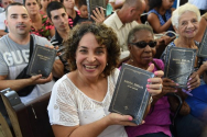 쿠바 성도가 성경을 받아 들고 활짝 웃고 있다.