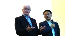 한국에서 처음 열린 베리타스 포럼에서 강연하고 있는 오스 기니스 박사(왼쪽).