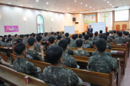 장병들을 대상으로 안보교육 실시 하고 있는 이수형 목사