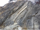강원도 영월 문곡리에 과학적 사실처럼 스트로마톨라이트로 설명되어 있으나 머드마운드로도 주장되는 퇴적 구조 등이 나타나는 퇴적암층. 