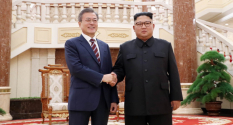 2018 평양 남북정상회담의 첫 날 문재인 대통령과 김정은 북한 국무위원장이 두 손을 맞잡았다.