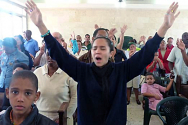 쿠바 수도 하바나에 있는 한 은사주의 교회의 예배 모습