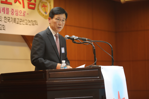 제18회 군선교신학심포지엄에서 발제하고 있는 군선교신학회 실행위원 오덕교 교수.